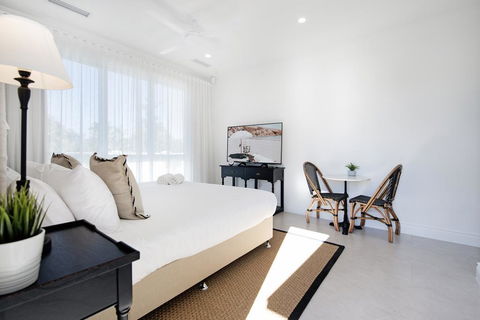 Hamptons Style 2 Bedroom Executive Luxury Apartment - Broome Tourism 2