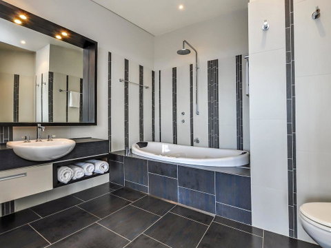 HEARN'S BEACHSIDE VILLA 3 - Broome Tourism 3