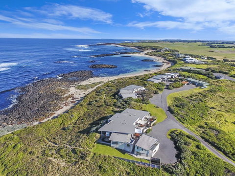 HEARN'S BEACHSIDE VILLA 3 - Broome Tourism 1