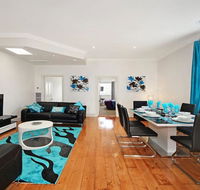 Hidden Gem in Cafe Strip Chadstone  King Bed - Broome Tourism