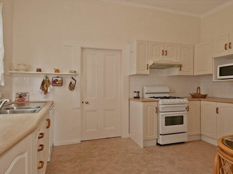Hollyoak Cottage - Delightful, Ducks And Doileys! - Broome Tourism 1