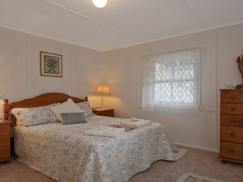Hollyoak Cottage - Delightful, Ducks And Doileys! - Broome Tourism 3