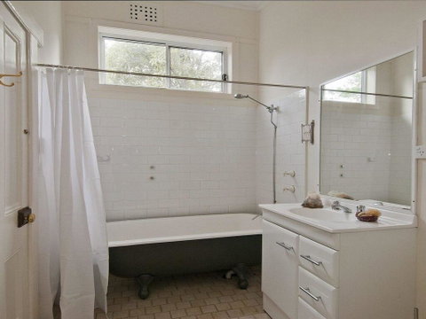 Hollyoak Cottage - Delightful, Ducks And Doileys! - Broome Tourism 2