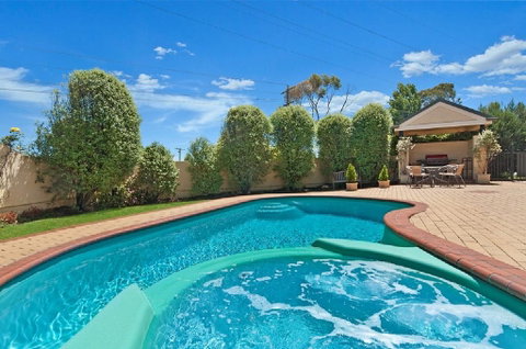 Hopkins House Motel & Apartments - Broome Tourism 1