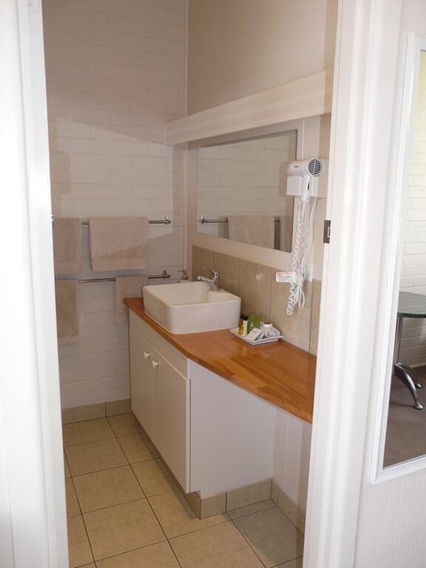 Lake Bolac Motel - Broome Tourism 2