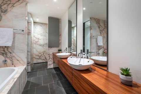 Lake Views, Central CBD Location//FREE WIFI+NETFLIX - Broome Tourism 3