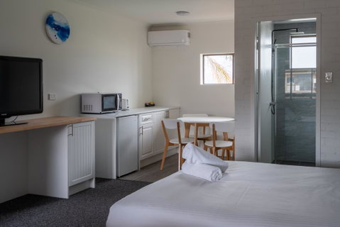 Lakeside Inn - Broome Tourism 0