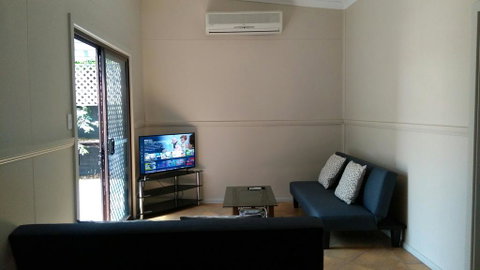 Large 6-Bedroom House With Wifi & Netflix Close To Singleton CBD Hunter Valley - Broome Tourism 1