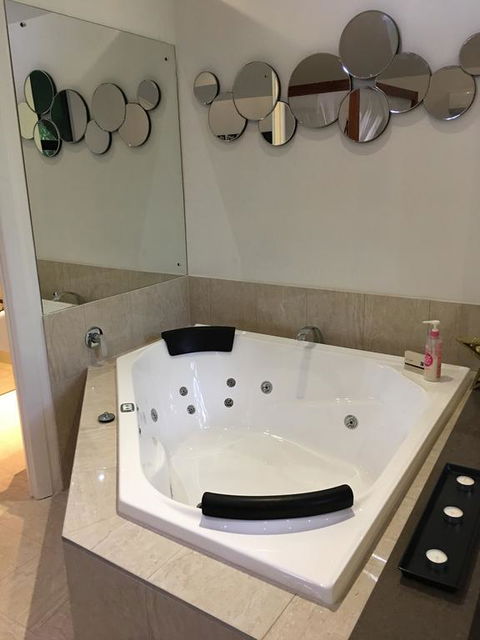 Linger A While Chalet - Broome Tourism 3