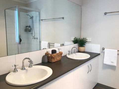 Luxury 4BR Home With KING Bed Lakes Entrance - Broome Tourism 0