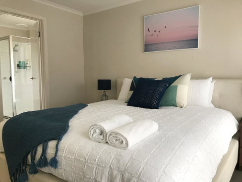 Luxury 4BR Home With KING Bed Lakes Entrance - Broome Tourism 3