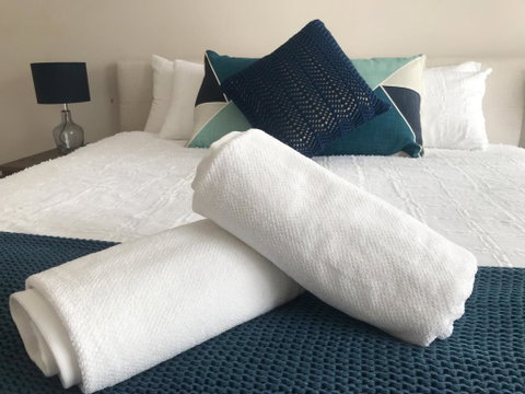 Luxury 4BR Home With KING Bed Lakes Entrance - Broome Tourism 2