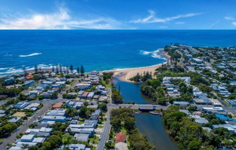 Luxury Hamptons Beachside Home In Dicky Beach - Broome Tourism 0
