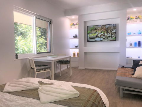 M207 Within The Free Transit Zone. Central Studio - Broome Tourism 3