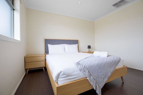 Magnificent Lux Stay@Mont Albert 4BR/WIFI/Garage - Broome Tourism 2