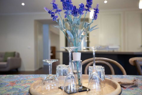 Magnificent Lux Stay@Mont Albert 4BR/WIFI/Garage - Broome Tourism 1