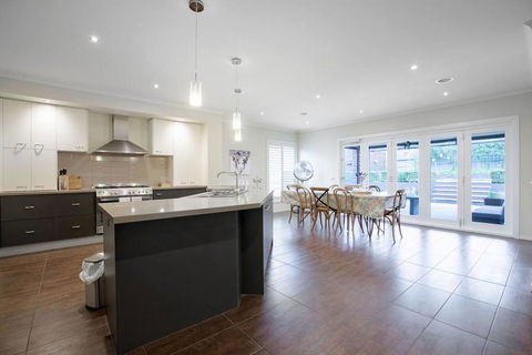 Magnificent Lux Stay@Mont Albert 4BR/WIFI/Garage - Broome Tourism 3