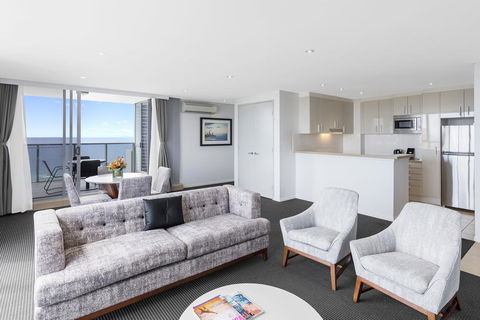 Meriton Suites Broadbeach - Broome Tourism 3