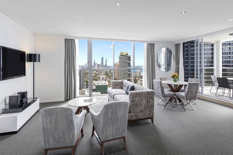 Meriton Suites Broadbeach - Broome Tourism 1