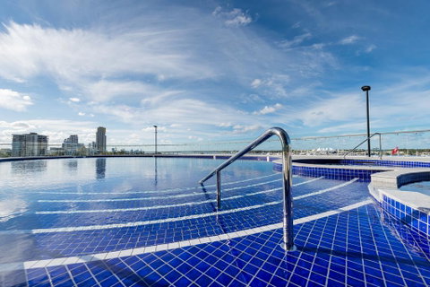 Meriton Suites Southport - Broome Tourism 2