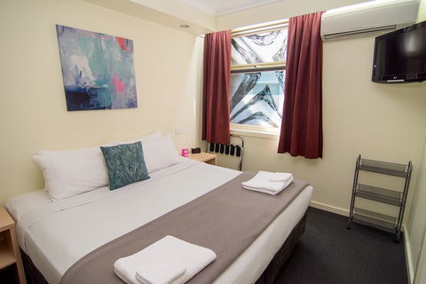 Miami Hotel Melbourne - Broome Tourism 1