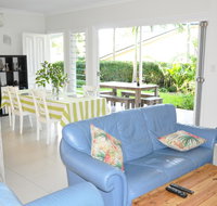 MODERN 3 BEDROOM APARTMENT IN TRADITIONAL QUEENSLANDER  PATIO LEAFY YARD POOL - Broome Tourism