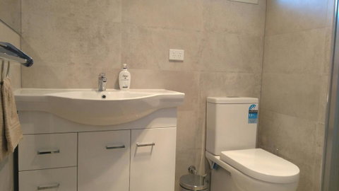 Modern 4-Bedroom House Near Singleton CBD Hunter Valley - Broome Tourism 1