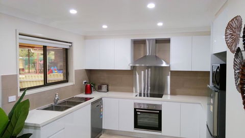 Modern 4-Bedroom House On Cunningham Near Singleton CBD Hunter Valley - Broome Tourism 2