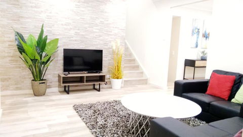 Modern 4-Bedroom House On Cunningham Near Singleton CBD Hunter Valley - Broome Tourism 0