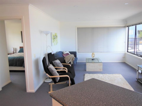 Modern Hobart Apartment With Stunning Views - Broome Tourism 3