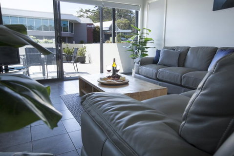 Mollymook Luxury Beachfront Apartment 3 - Broome Tourism 3