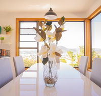Moonah House-10 mins to CBD  MONA 4BR 2 BATH great view park 3 cars sleep 11 king bed en-suite - Broome Tourism