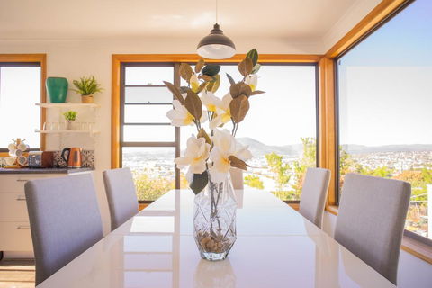 Moonah House-10 Mins To CBD & MONA, 4BR, 2 BATH, Great View, Park 3 Cars, Sleep 11, King Bed, En-suite - Broome Tourism 0