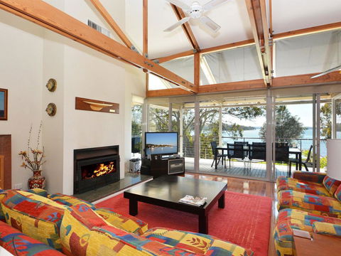 Morisset Bay Waterfront Views Lake House Looking Over Trinity Marina - Broome Tourism 1