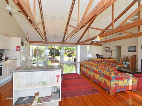 Morisset Bay Waterfront Views Lake House Looking Over Trinity Marina - Broome Tourism 2