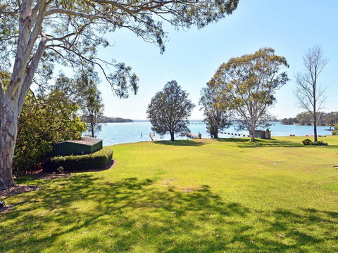 Morisset Bay Waterfront Views Lake House Looking Over Trinity Marina - Broome Tourism 3