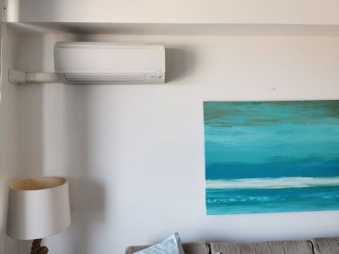 Near Airport & Train Station Stylish Two-Story Apartment - Broome Tourism 2