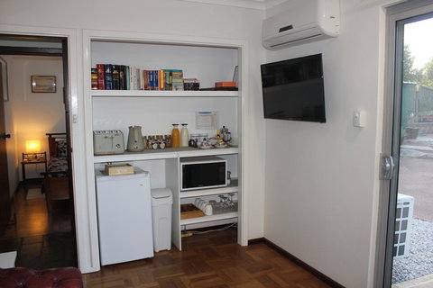 Jacaranda Hideaway Bed & Breakfast - Broome Tourism 4