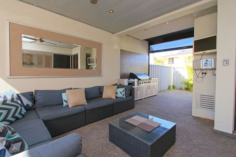 Ambar Villa Between City And Freo - Broome Tourism 1