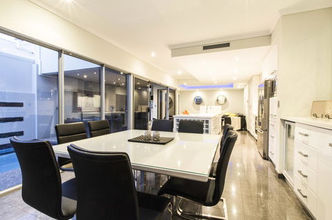 Ambar Villa Between City And Freo - Broome Tourism 6