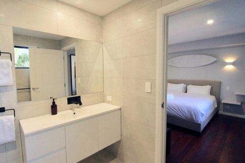 Starboard Drift - Captain & Crew - In Town Entire House For 8 - Broome Tourism 12