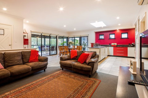Downton Villa - Broome Tourism 8