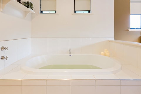 Downton Villa - Broome Tourism 18