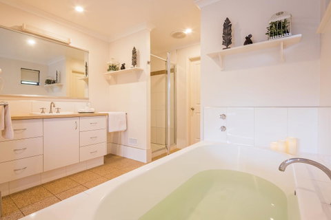 Downton Villa - Broome Tourism 17