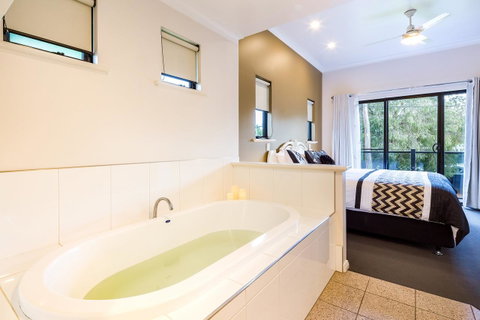 Downton Villa - Broome Tourism 16