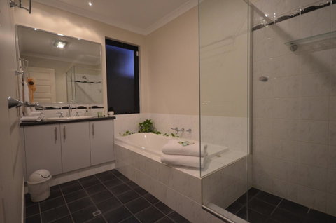 Ellard Bed & Breakfast - Broome Tourism 12
