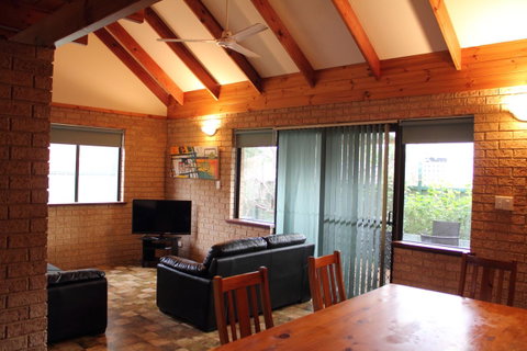 Kestrel Chalets - Broome Tourism 8