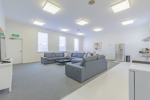 4 Bedroom House - Hobart CBD - Free Parking - Free WIFI - Broome Tourism 9
