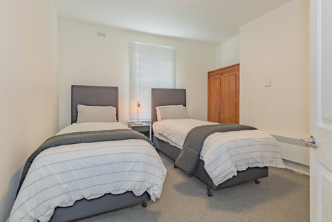 4 Bedroom House - Hobart CBD - Free Parking - Free WIFI - Broome Tourism 3