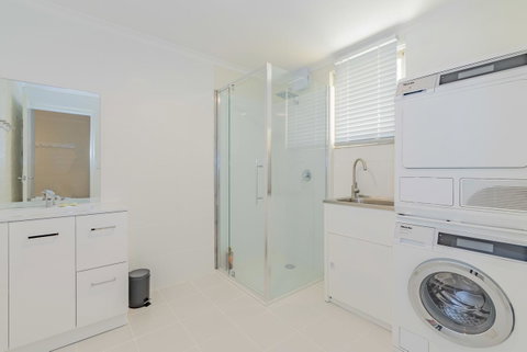 4 Bedroom House - Hobart CBD - Free Parking - Free WIFI - Broome Tourism 4